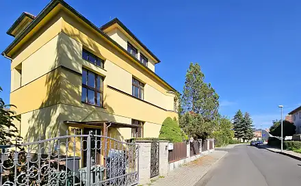 prodej
domu 418 m² s pozemkem 1 052 m²