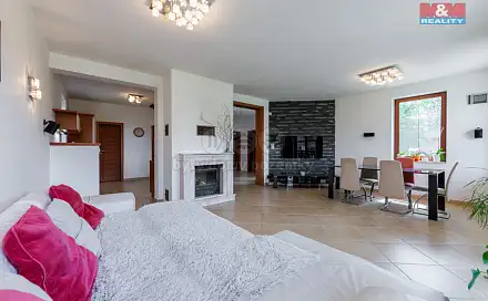 prodej
domu 221 m² s pozemkem 2 382 m²