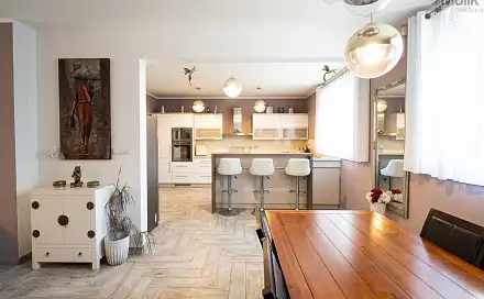 prodej
domu 200 m² s pozemkem 813 m²